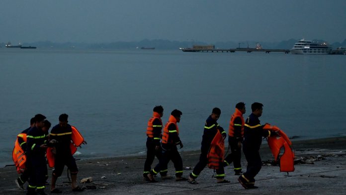 Rescue efforts resume after Vietnam tourist boat capsizes