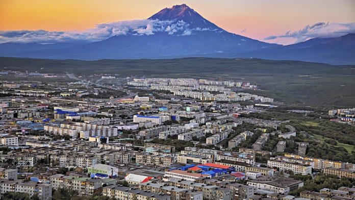 Tsunami alert after powerful quakes off coast of Russia