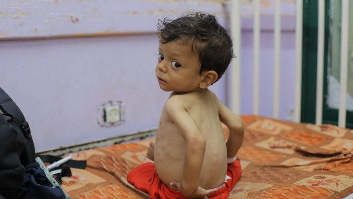 How does the IPC global hunger monitor determine famine?