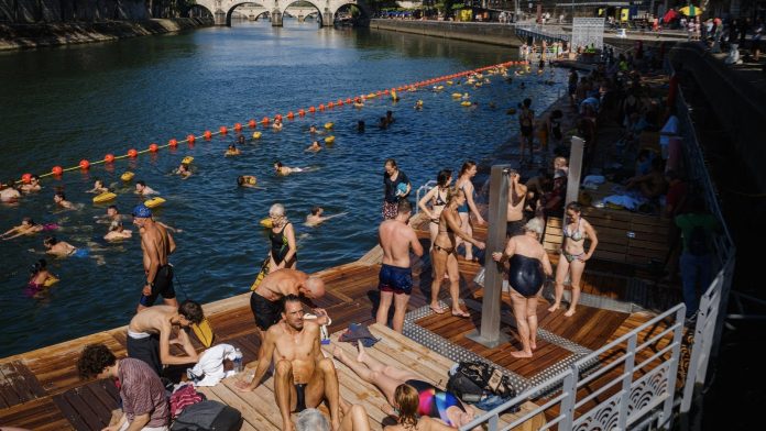 Parisians cool off in Seine after century-old ban ended