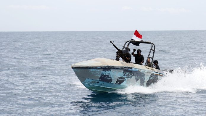 76 dead after migrant boat sinks off Yemen