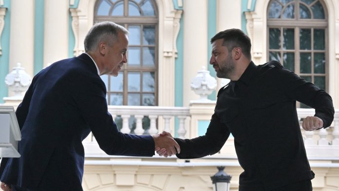 Zelensky vows to 'push Russia to peace', calls for talks