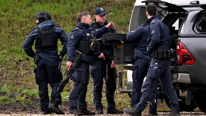 Australian police say fugitive gunman is being helped