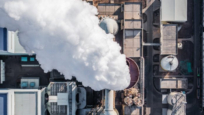 China makes pledge to cut emissions for the first time