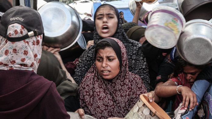 Palestinians try flee Gaza City as bombardments continue