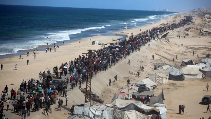 Gazans trek to ruined homes as Israeli forces pull back