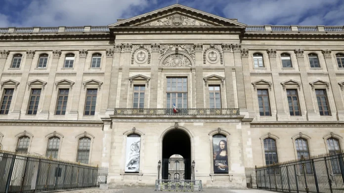 France intensifies hunt for Louvre thieves