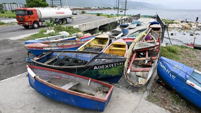 Hurricane Melissa gains strength as it slowly approaches Jamaica's coast Hurricane Melissa strengthens as it crawls toward Jamaica