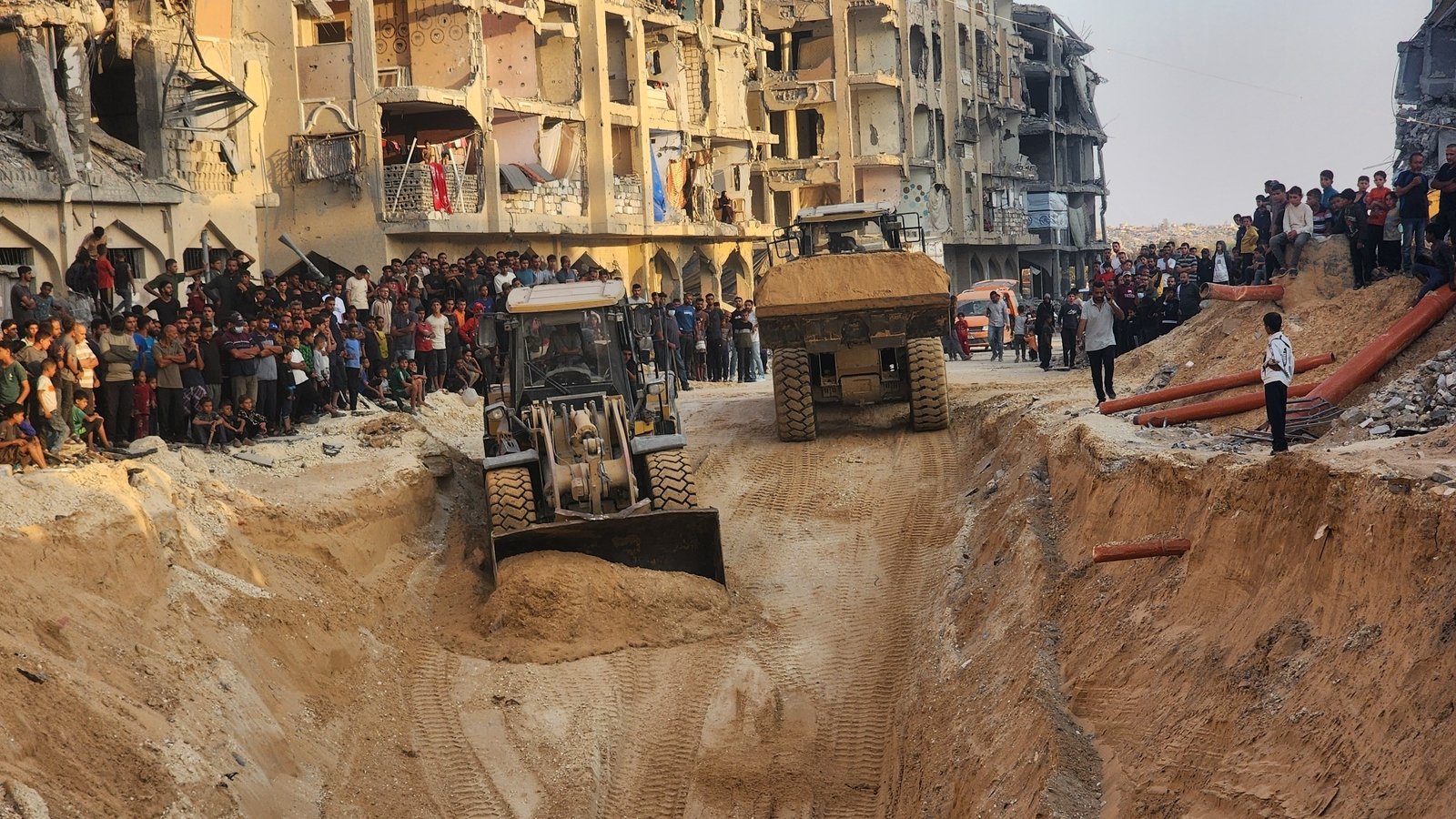 Caixão em Gaza: O que a devolução de um corpo revela sobre a trégua frágil e a busca por respostas