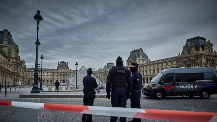 Paris authorities urged to issue reward for stolen jewels