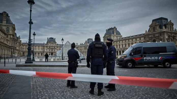 Thieves steal 'priceless' jewels from Louvre in Paris