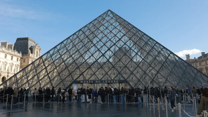 France arrests two men, two women over Louvre robbery