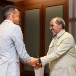 Madaxweyne Xasan oo madaxtooyada ku qaabilay Garsoore Cumar Cartan