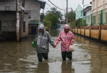 Philippine typhoon kills five, displaces over one million residents 5 dead, a million displaced in Philippines after typhoon