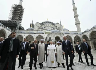 Pope Makes Historic Visit to Istanbul’s Blue Mosque Pope visits Istanbul's Blue Mosque