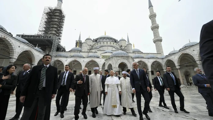 Pope visits Istanbul's Blue Mosque