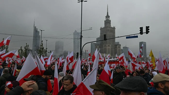 Thousands take part in Independence Day march in Warsaw