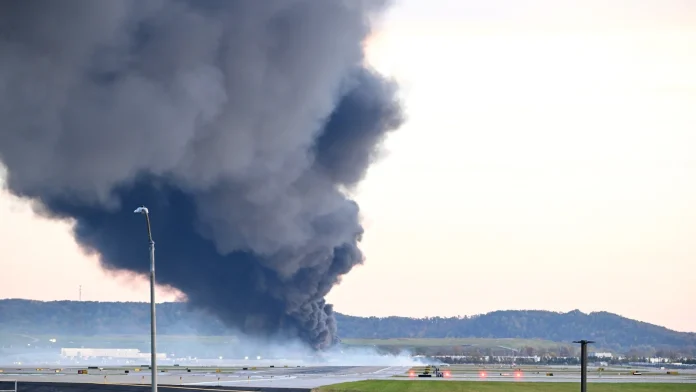 U.S. carriers ground MD-11 freighters after Kentucky crash US firms ground MD-11 cargo planes after Kentucky crash