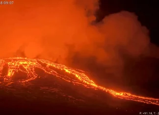Watch Kilauea Volcano Erupt, Spewing Lava Across Hawaii’s Landscapes Watch: Hawaii's Kilauea volcano spews lava in eruption