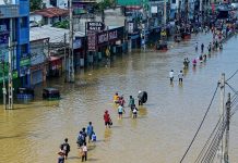 Armed forces aid Asian flood victims as death toll nears 1,000 Militaries assist Asia flood victims as toll nears 1,000