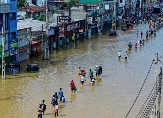 Armed forces aid Asian flood victims as death toll nears 1,000 Militaries assist Asia flood victims as toll nears 1,000