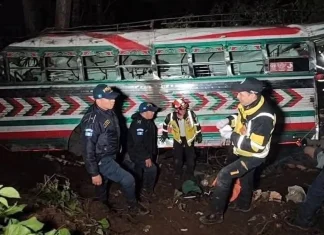 Guatemala bus crash kills 15 and injures 19 passengers 15 people killed, 19 injured in Guatemala bus crash