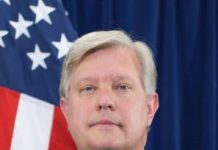 Madaxweyne Trump oo xilkii ka qaaday Safiirkii Mareykanka ee Soomaaliya