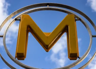 Man Detained After Knife Attack Injures Three Women on Paris Metro Man arrested after three women stabbed in Paris metro