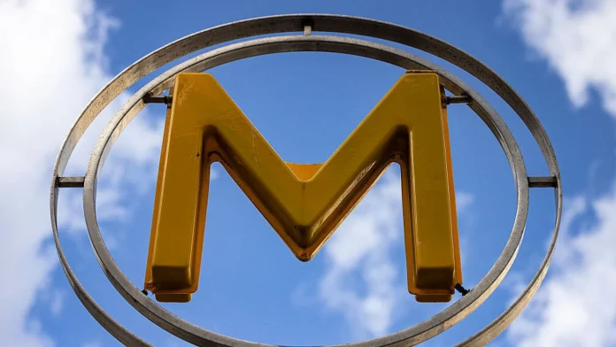 Man Detained After Knife Attack Injures Three Women on Paris Man arrested after three women stabbed in Paris metro