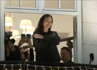 Nobel laureate pledges to return prize to Venezuela Nobel laureate vows to bring award back to Venezuela