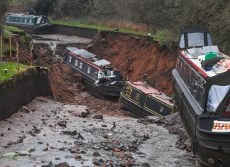 Residents lucky to escape injuries after sudden UK sinkhole opens 'Very fortunate' injuries avoided after UK sinkhole