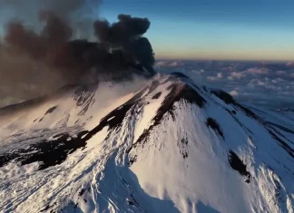Watch skiers carve snowy slopes amid Mount Etna’s dramatic eruption Watch: Skiers glide down slopes as Mount Etna erupts