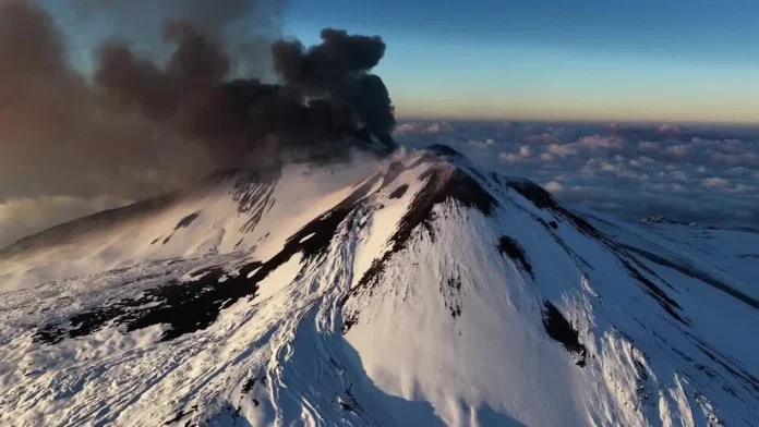 Watch: Skiers glide down slopes as Mount Etna erupts