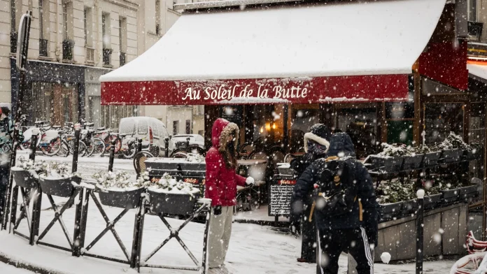 Snow forces flight cancellations in Paris, Amsterdam