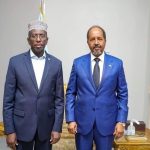 Madaxweyne Xasan oo deg deg u gaaray guriga Shariif Sheekh Axmed iyo kulan socda