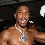 Joshua oo laga saaray isbitaalka Nayjeeriya ka dib markii uu ka badbaaday shil gaari oo halis ah Joshua leaves Nigerian hospital after surviving car crash