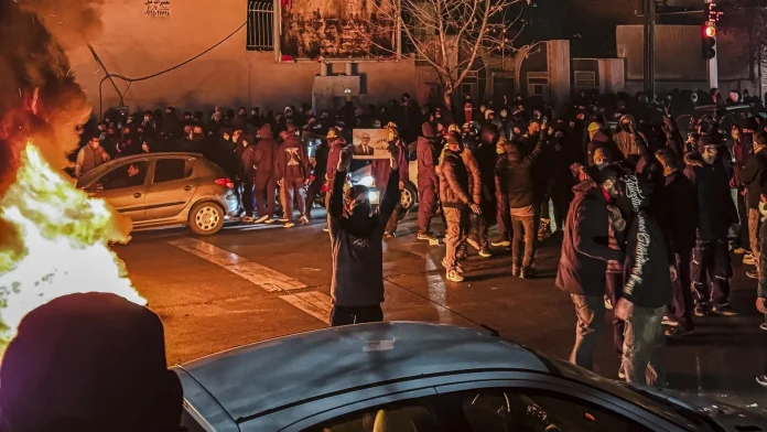 Trump Urges Iranians to Continue Demonstrations, Promises Aid Is Coming Trump urges Iranians to keep protesting, says help on way