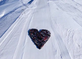 Video shows skiers forming heart-shaped tribute after Swiss fire Watch: Skiers make heart-shaped tribute after Swiss fire