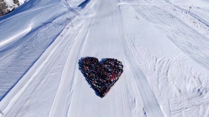 Watch: Skiers make heart-shaped tribute after Swiss fire