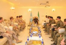 Axmed Madoobe oo saraakiil Mareykan ah kula kulmay magaalada Kismaayo