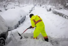 Major blizzard batters U.S. Northeast, triggering widespread travel disruptions and outages Blizzard hits US northeast causing widespread disruption