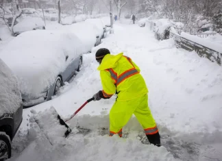 Major blizzard batters U.S. Northeast, triggering widespread travel disruptions and outages Blizzard hits US northeast causing widespread disruption