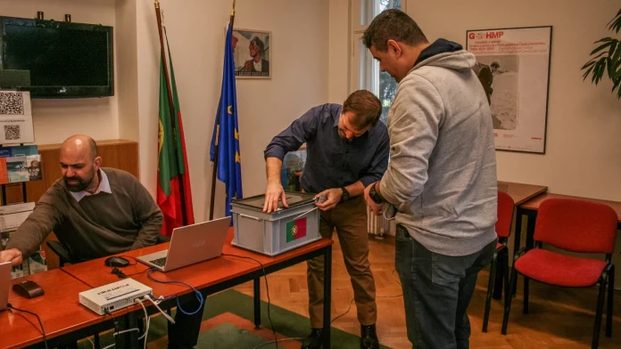 Polls open in second round of Portugal presidential vote