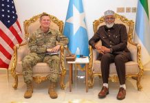 Axmed Madoobe oo Kismaayo kula kulmay Taliyaha Howlgallada Gaarka ah ee AFRICOM