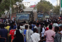 Xaalada Baydhabo oo saaka dagan iyo Gudoomiye Aadan Madoobe oo ku wajahan