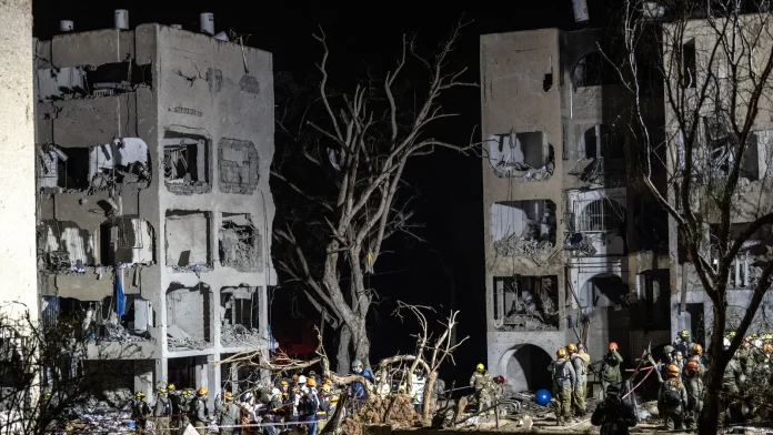 Over 100 wounded in southern Israel after Iranian missile strikes Iran missile strikes injure over 100 in southern Israel