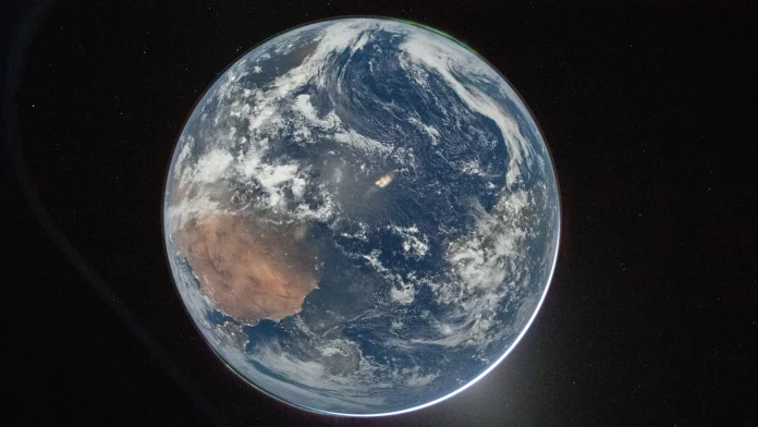Artemis crew snaps stunning photo of Earth while traveling to Artemis astronauts take photo of Earth en route to Moon