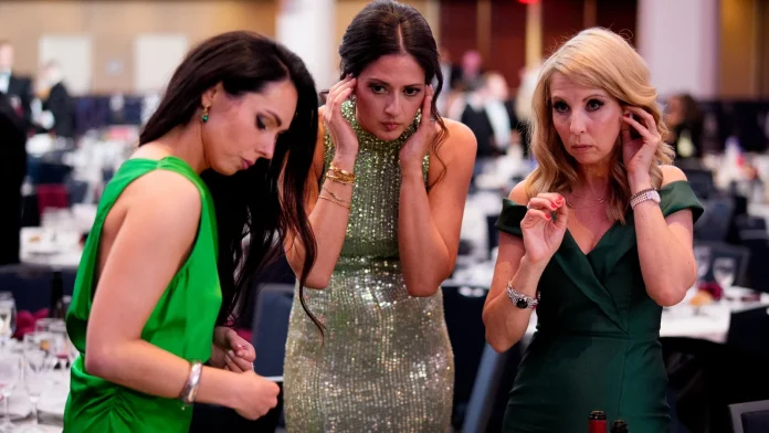 'Take cover' - Eyewitness Caitríona Perry on US shooting