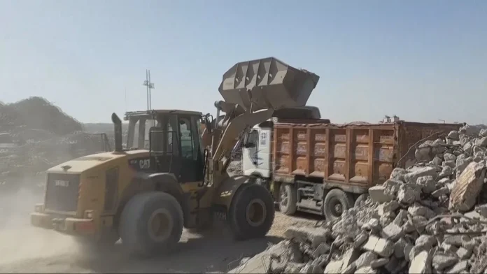 Palestinians use Gaza rubble to restore streets