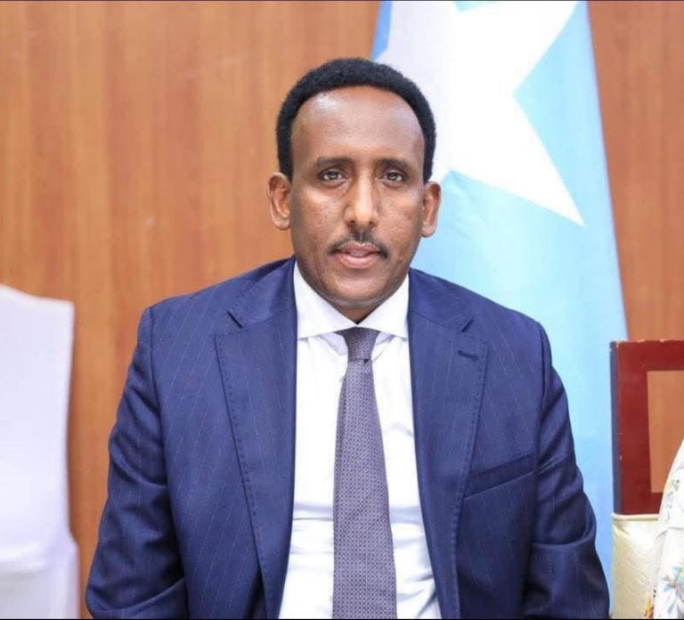 Mustaf Rari Agaasimhii hay’adda Socdaalka iyo Jinsiyadda Mustaf Dhuxulow oo xilkii ...